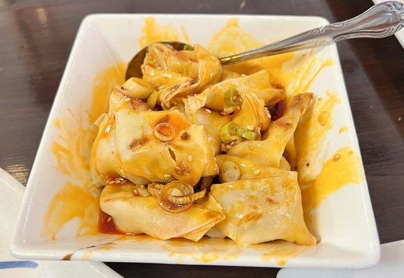 Won tons in spicy chili oil