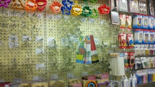 Loose & pre-packed selection of cookie cutters.