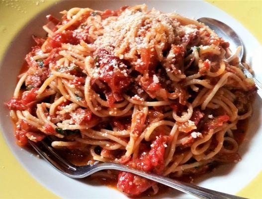 Spaghetti tondi, all'Amatriciana.