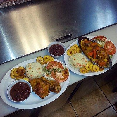 Aqui tenemos 2 Ordenes, Pollo Frito y Carne Con Papas Los 2 Acompañados con Arroz Blanco, Tajadas de Guineo, Frijoles, y Ensalada de Lechuga