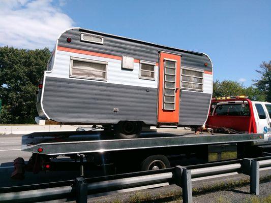 Antique trailer that losts its wheel on interstate 95