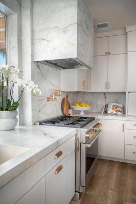 Kitchen remodel by Shelley Sass Designs and Sass Construction and Design
Material: Neolith Himalayan Crystal