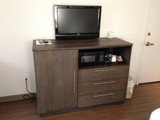 TV, microwave, mini-fridge (inside cabinet door) (standard $92/day room; 2nd floor)