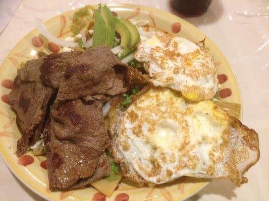 chilaquiles verdes con carne asada