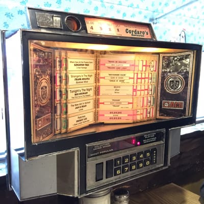 Love this old school tabletop jukebox