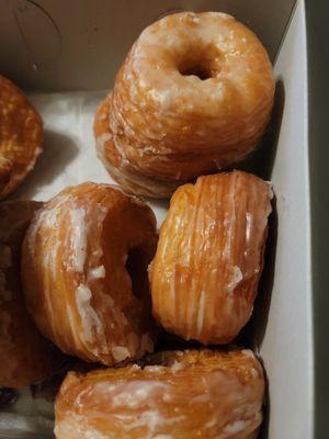 Plain glazed cronut. I don't recommend