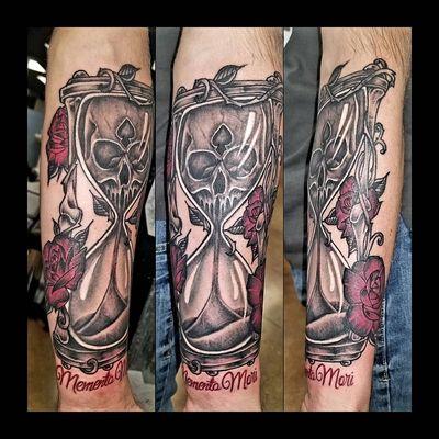 Skull and roses hourglass tattoo by @sabrinacruz005