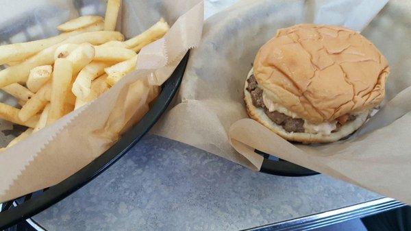 Bacon and Pimiento cheese burger (small one)