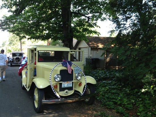 Hula hoops, old cars, and festivities.