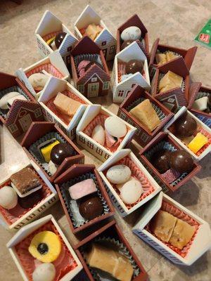 Loose candies and fudge that I picked up from the shop. (Paper cups not sold, I just had them lying around for the advent calenders)