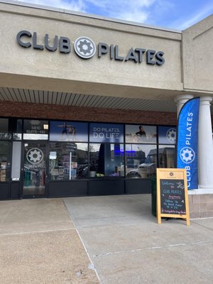 Front of the Kingstowne Club Pilates next to UPS store.