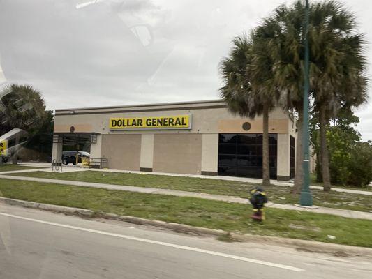 Exterior of Dollar General