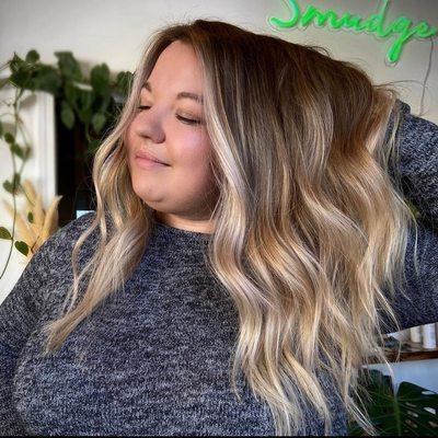 blonde balayage by Shelby (@smudged.by.shelby on Instagram)