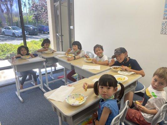 夏令营 小厨师 little chef camp enjoying the food they make themselves