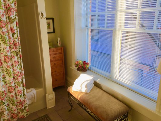 Window seat in Bluegrass Suite bath (2018).