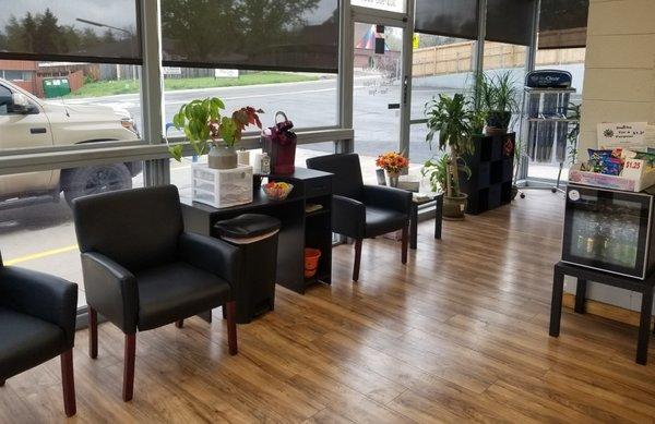 Clean, comfortable waiting area. Hot and cold beverages. Free Wifi, Magazines, Toys, & TV