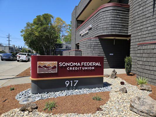 Sonoma Federal Credit Union, @ 917 College  Ave.,  looking West.