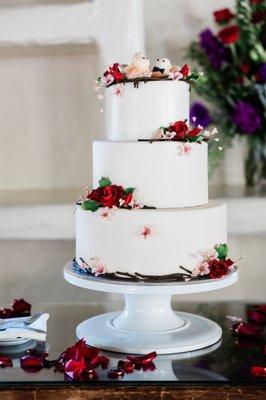 The full cake as it was delivered to our venue. Credit: Michelle Chang Photography.