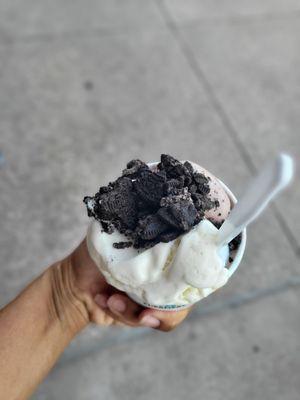 Ice cream in CTX Vanilla Bean with oreo pieces