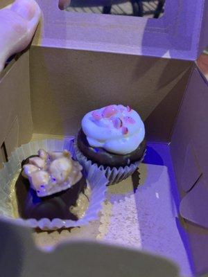 We went with the Peanut butter truffle and peppermint mini cupcake