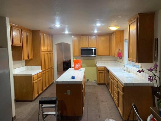 old outdated kitchen, in need of more light... see the next pictures