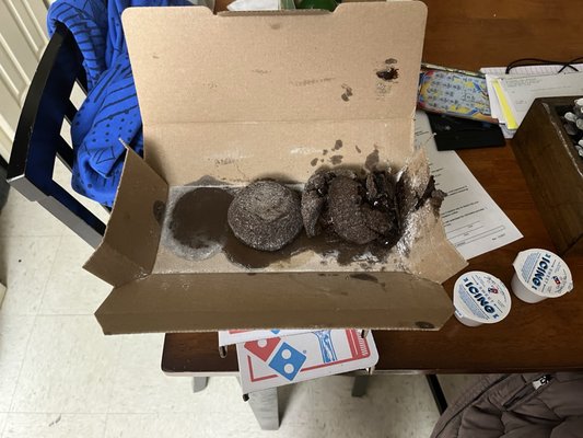 lava cakes came destroyed i don't understand how this could have happened when there is only so many places they can move in the box 3/10.