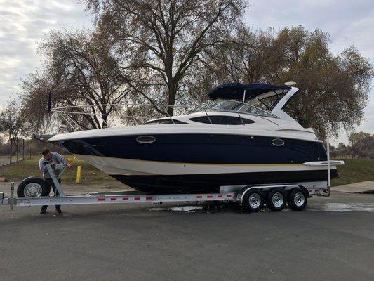 Brian kept this 2007 Regal 3060 Window Express in perfect condition and sparkling like new!