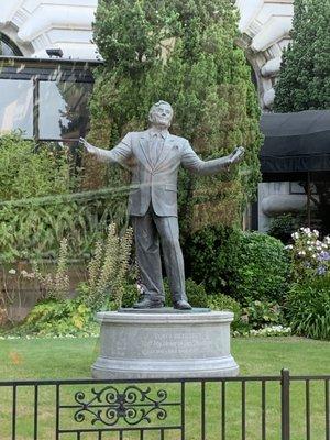 Tony Bennett statue.