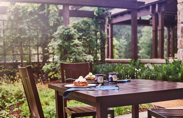 Breakfast at an outdoor table at eighteen58