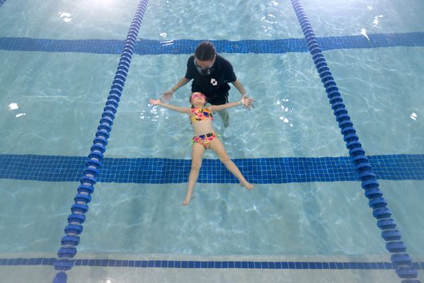 Kids weekly swimming lessons