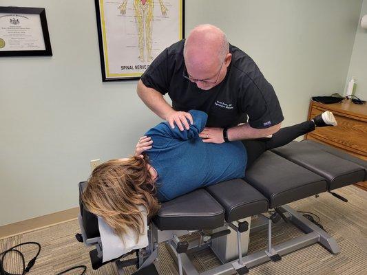 A patient getting her pelvis balanced.