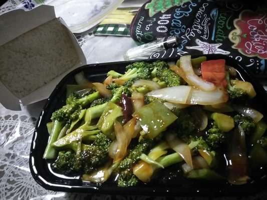 Broccoli w. Garlic sauce and white rice. Very shiny. Nice addition of other veggies. Could've been a tad spicier. Good to share :)