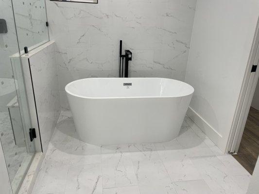 ACRYLIC FREESTANDING TUB FLOOR MOUNTED FAUCET