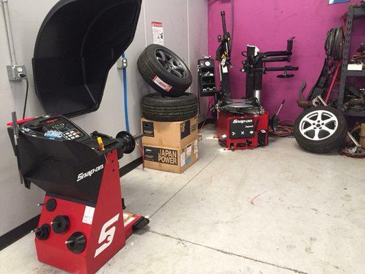 Tire mounter and Balancer for your tire changing needs!