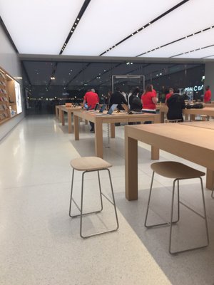 Apple Store of Dedham -- Legacy Place : 950 Providence Highway, Dedham          Interior