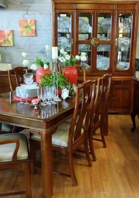 Beautiful Dining room table, 6 chairs and lighted. China Cabinet