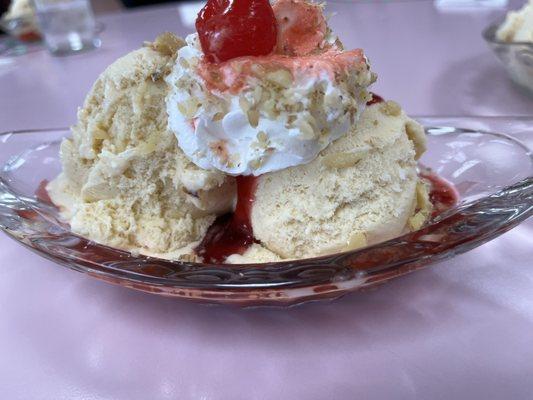 Strawberry sundae