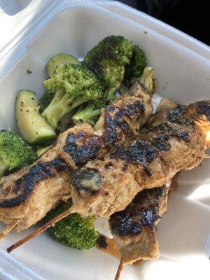 Chicken skewers and vegetables