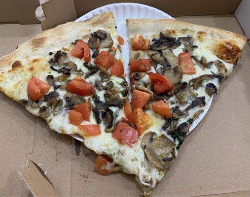 Mushroom and Tomato White Pizza