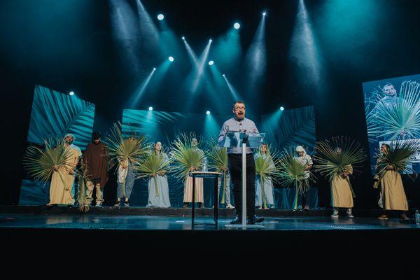 Nuestro pastor compartiendo un excelente mensaje bíblico.