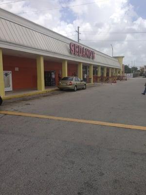 Tienda de abarrotes muy económica para cubanos