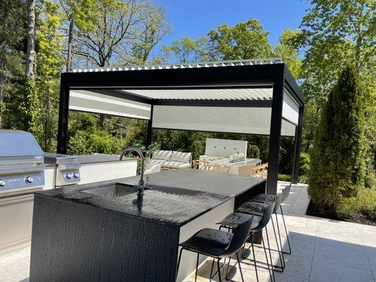 Retractable pergola with screens on the sides