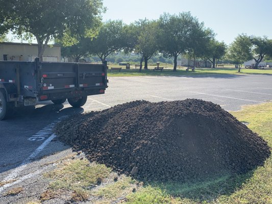 5 yards topsoil delivery in San Antonio and surrounding area.