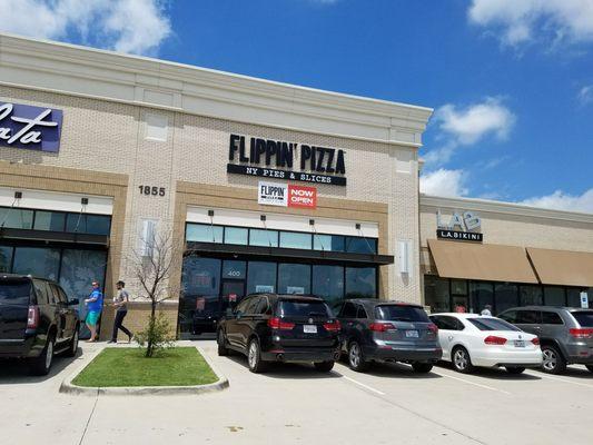 Flippin pizza joins an eclectic assortion of taco, Mediterranean, salad, sandwich, and seafood joints in this strip mall