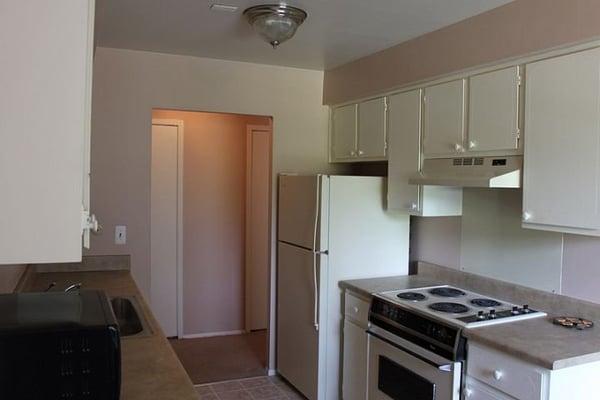 Cambridge Square Apartments - Kitchen