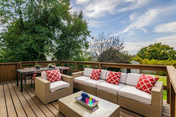 Staged porch in #LaCrescenta #sold #nataliecerpa #partnerstrust