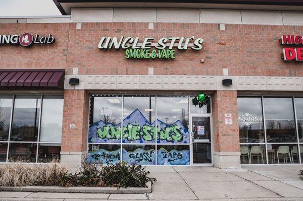 Exterior of Uncle Stu's Smoke & Vape in Romeoville