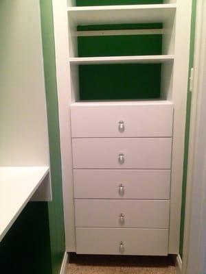 Built in drawers and shelving free up space in this teen bedroom