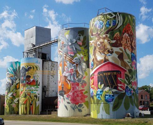 four silos painted in 2019 Putnam County Mural Project by Andrei Krautsou (Key Detail)