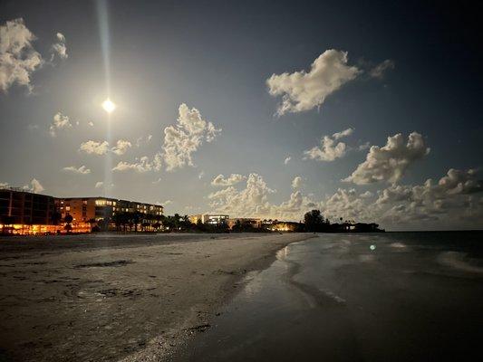 Sea Shell Condo - beach during lunar eclipse 2022.